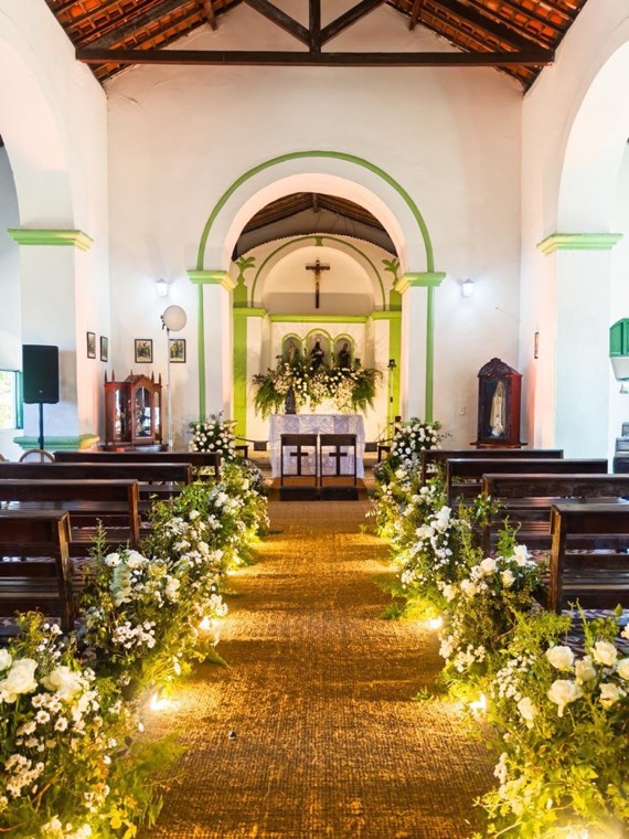 Corredor de capela com arcos verdes e iluminação cênica